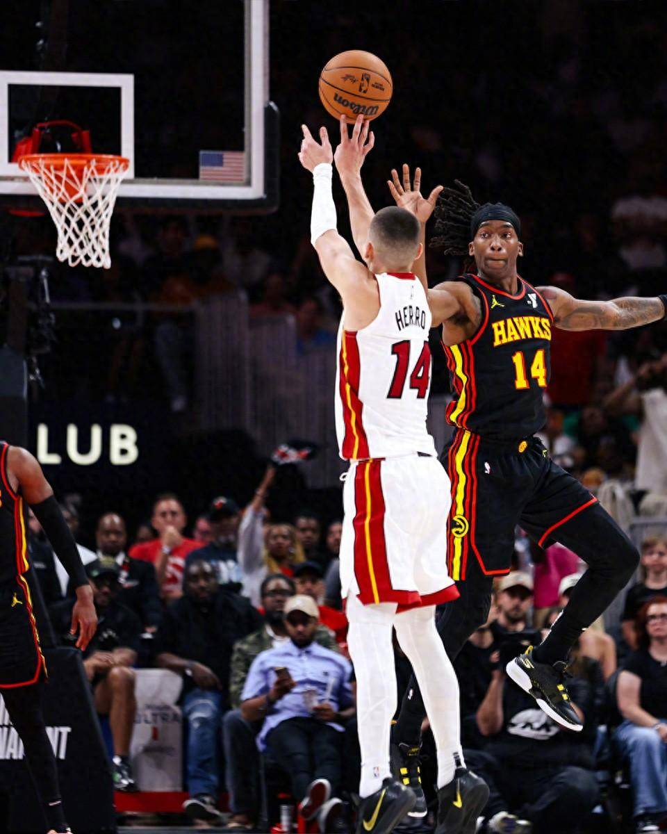 开云官网-转折点！曼联绝杀压哨，NBA常规赛关键时刻攻防权衡，更衣室稳定，身体对抗强度拉满的简单介绍